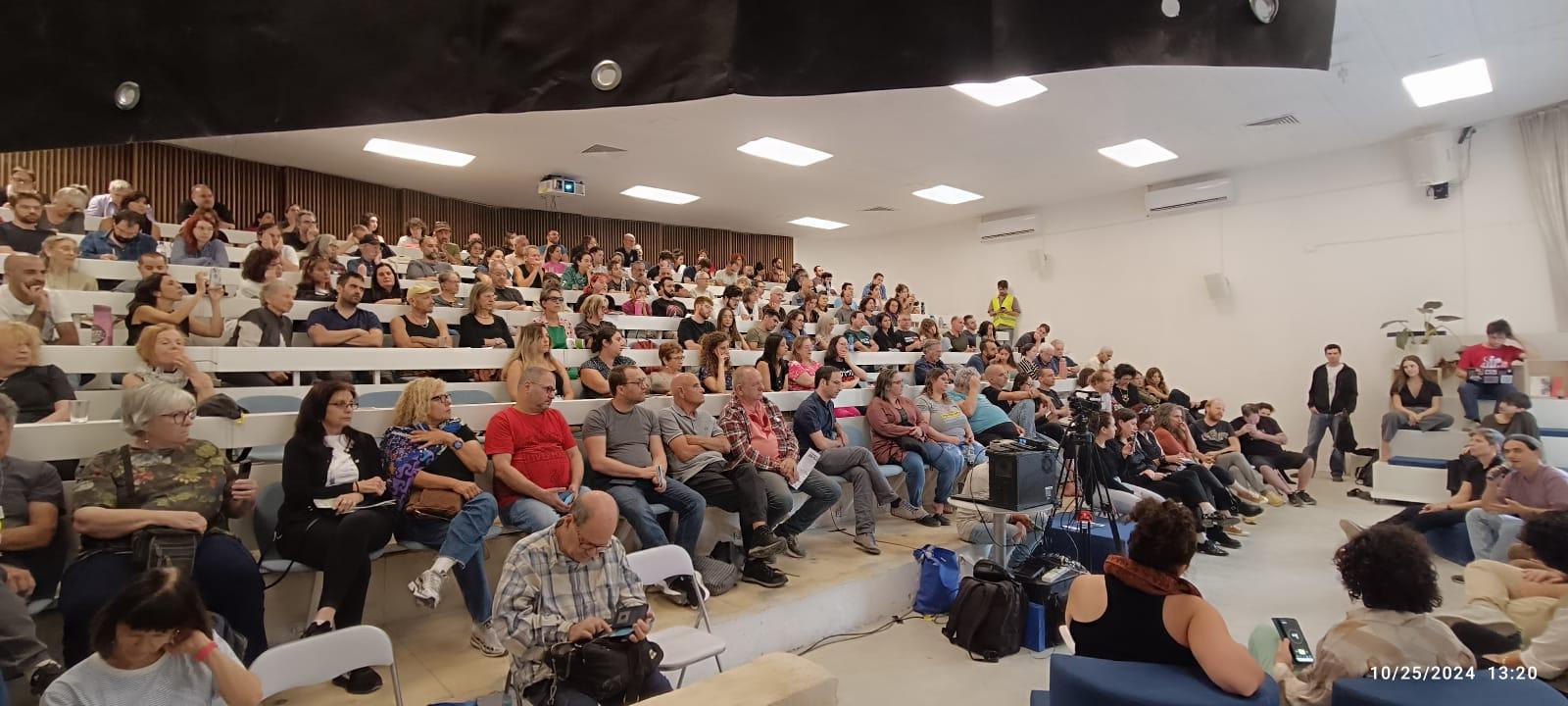 المئات يشاركون في مؤتمر "شهادات الحرب" في تل أبيب بمبادرة من "شراكة السلام"