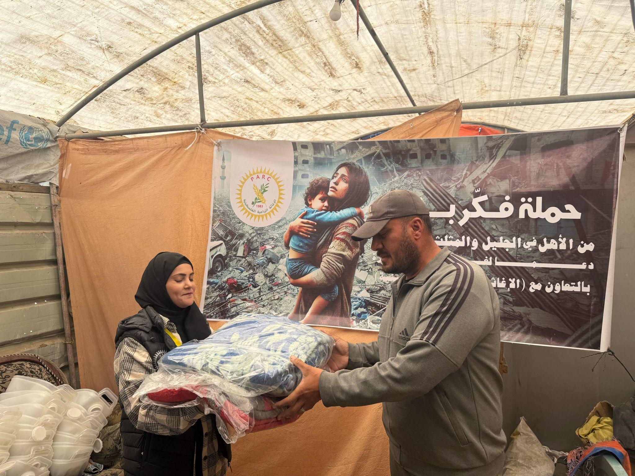 ضمن حملة "فكر بغزة": توزيع 700 حرام في منطقتي دير البلح ومواصي خان يونس