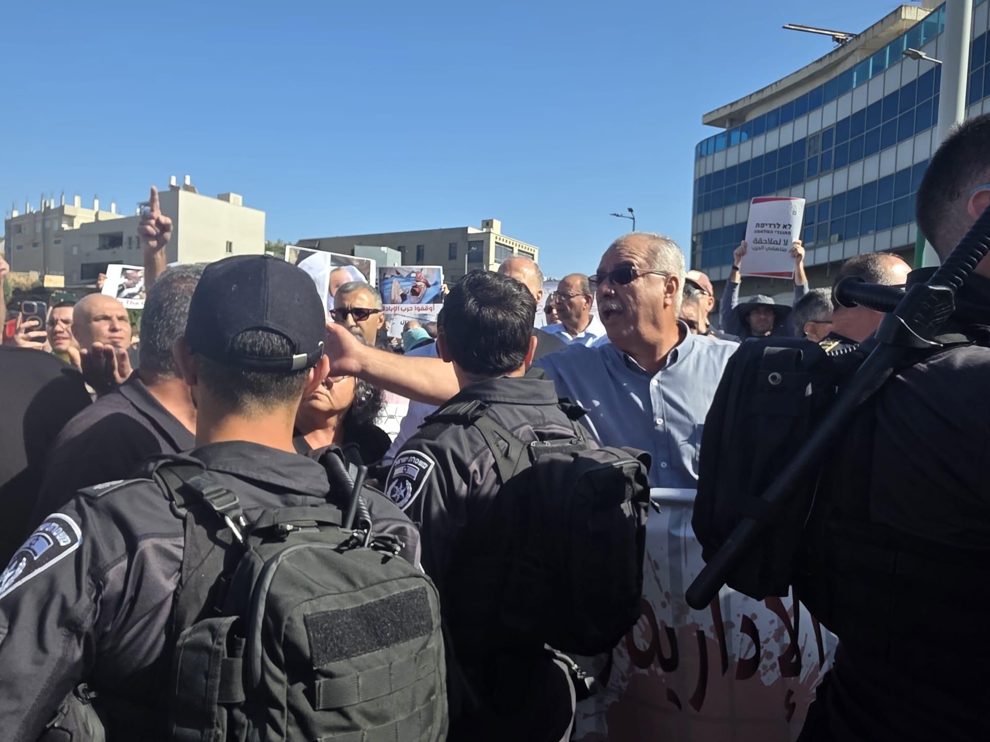 أم الفحم: مئات يتظاهرون ضد الحرب على غزة والاعتقالات الإدارية – والشرطة تقمع المسيرة