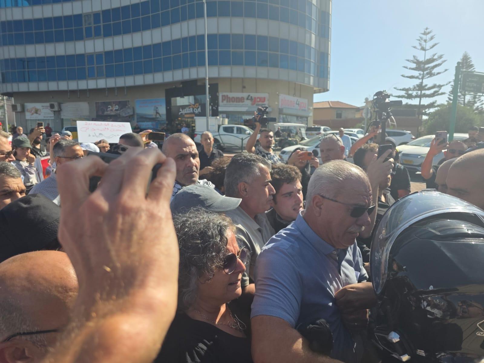 أم الفحم: مئات يتظاهرون ضد الحرب على غزة والاعتقالات الإدارية – والشرطة تقمع المسيرة