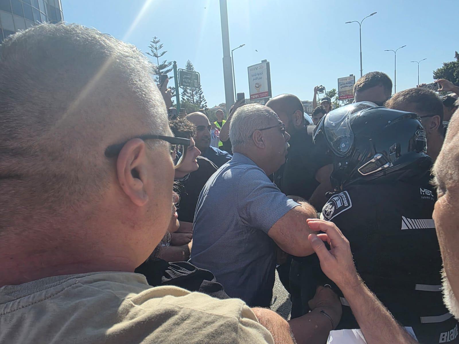 أم الفحم: مئات يتظاهرون ضد الحرب على غزة والاعتقالات الإدارية – والشرطة تقمع المسيرة