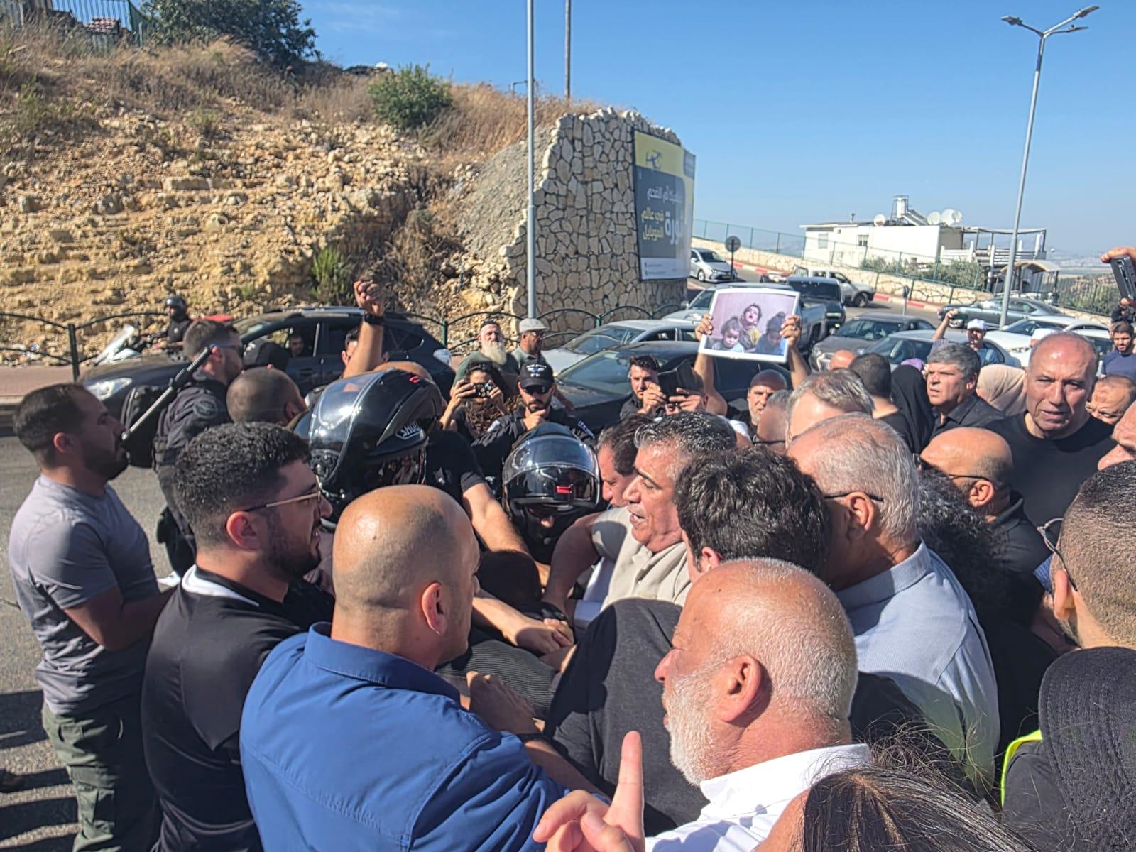 أم الفحم: مئات يتظاهرون ضد الحرب على غزة والاعتقالات الإدارية – والشرطة تقمع المسيرة