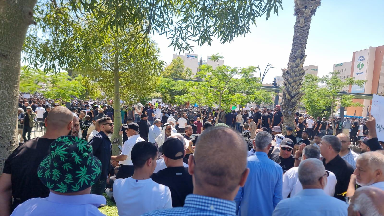 مظاهرة الكرامة: ألوف مؤلفة أمام مكاتب التهجير في بئر السبع ضد الهدم والتشريد