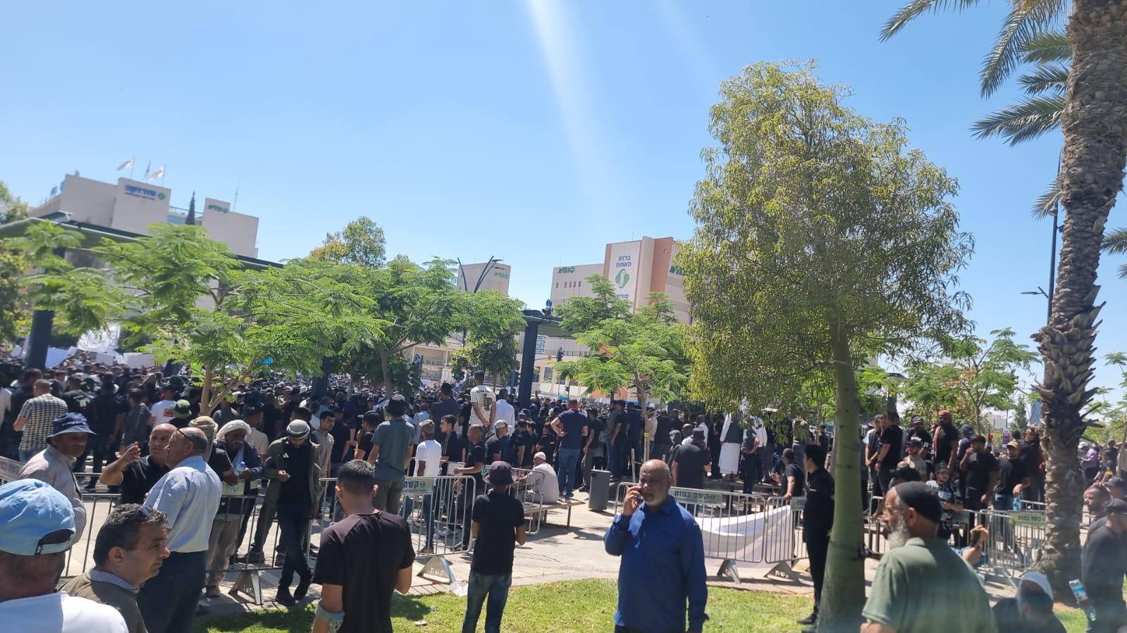 مظاهرة الكرامة: ألوف مؤلفة أمام مكاتب التهجير في بئر السبع ضد الهدم والتشريد