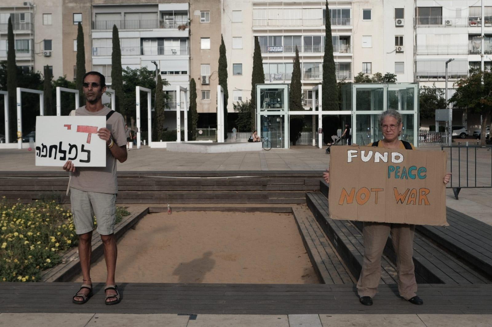 اعتقال نائبة رئيس الجبهة الديمقراطية للسلام والمساواة ونشطاء آخرين خلال مظاهرة ضد الحرب