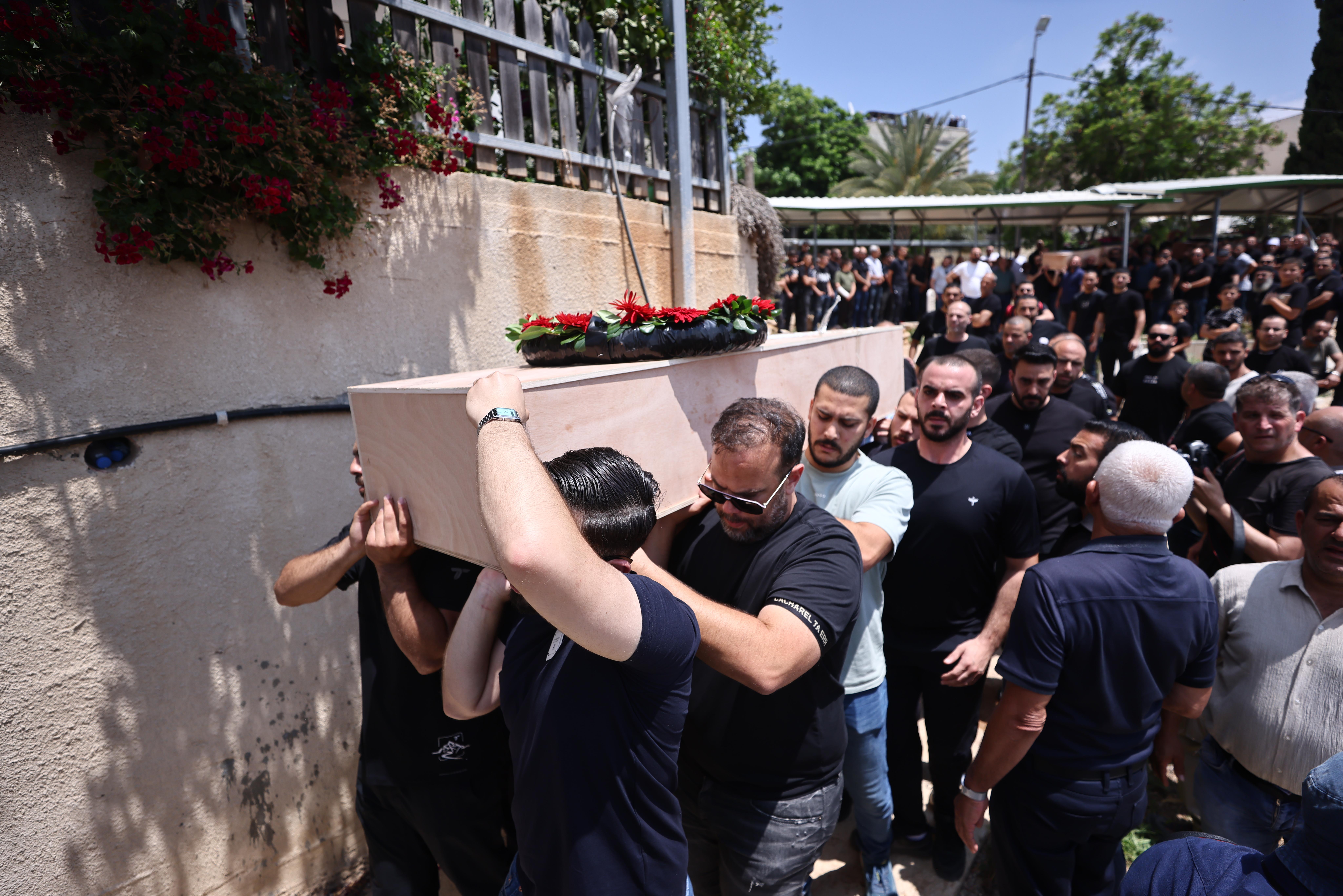 الآلاف يشيعون ضحايا القصف الصاروخي في طمرة (شينخوا)