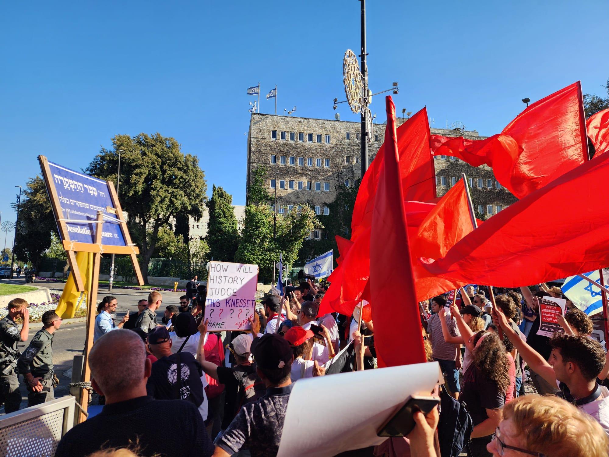 مظاهرة أمام الكنيست احتجاجًا على محاولة إقصاء النائب أيمن عودة (تصوير الاتحاد)