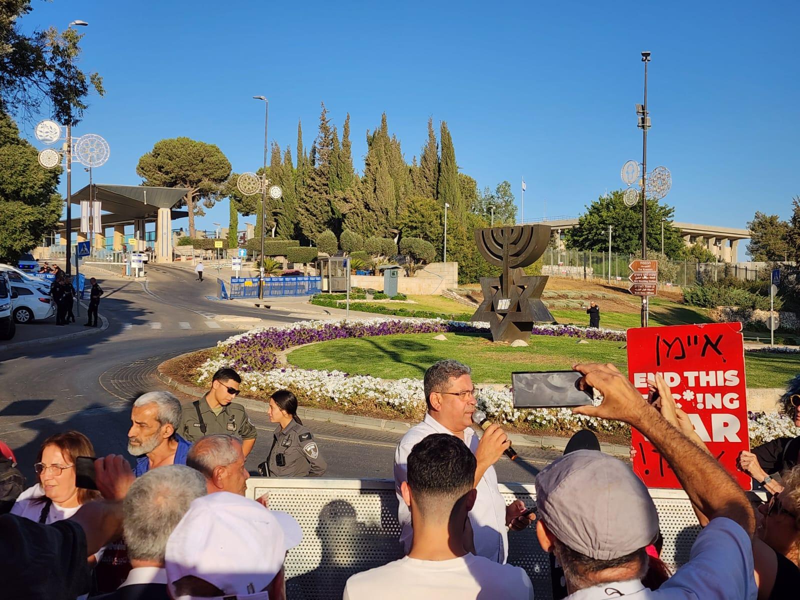 مظاهرة أمام الكنيست احتجاجًا على محاولة إقصاء النائب أيمن عودة