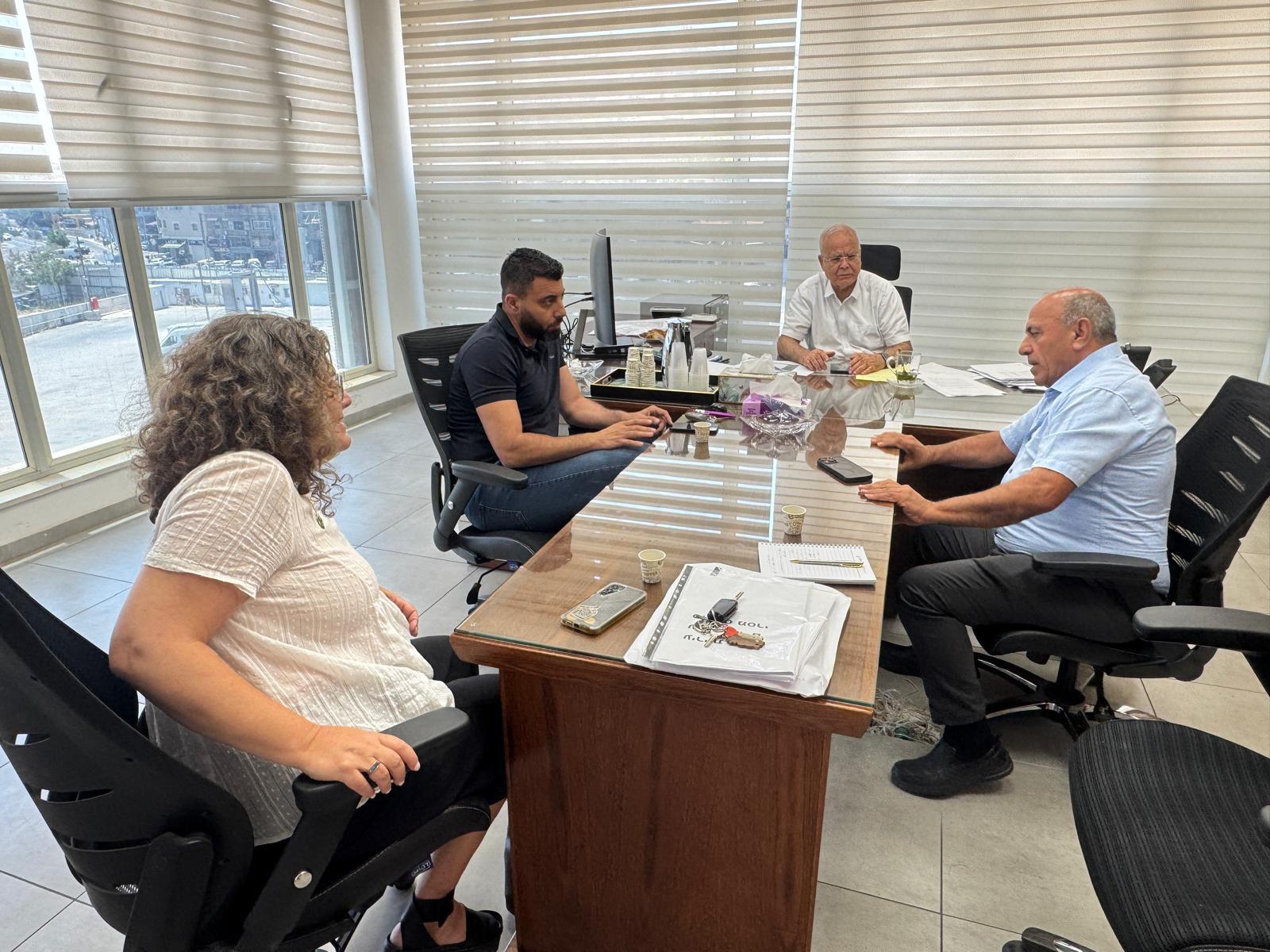 النقابي أبو أحمد يبحث مع رئيس اللجنة المعيّنة في بلدية الناصرة تأخير رواتب العاملين وحقوقهم