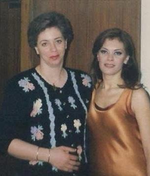 كاتبة المقال مع الفنانة كارمن لبس