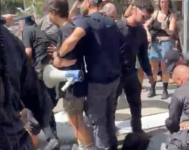 حيفا: الشرطة تعتدي على متظاهرين ضد حرب الإبادة وتعتقل رافضة خدمة اجبارية