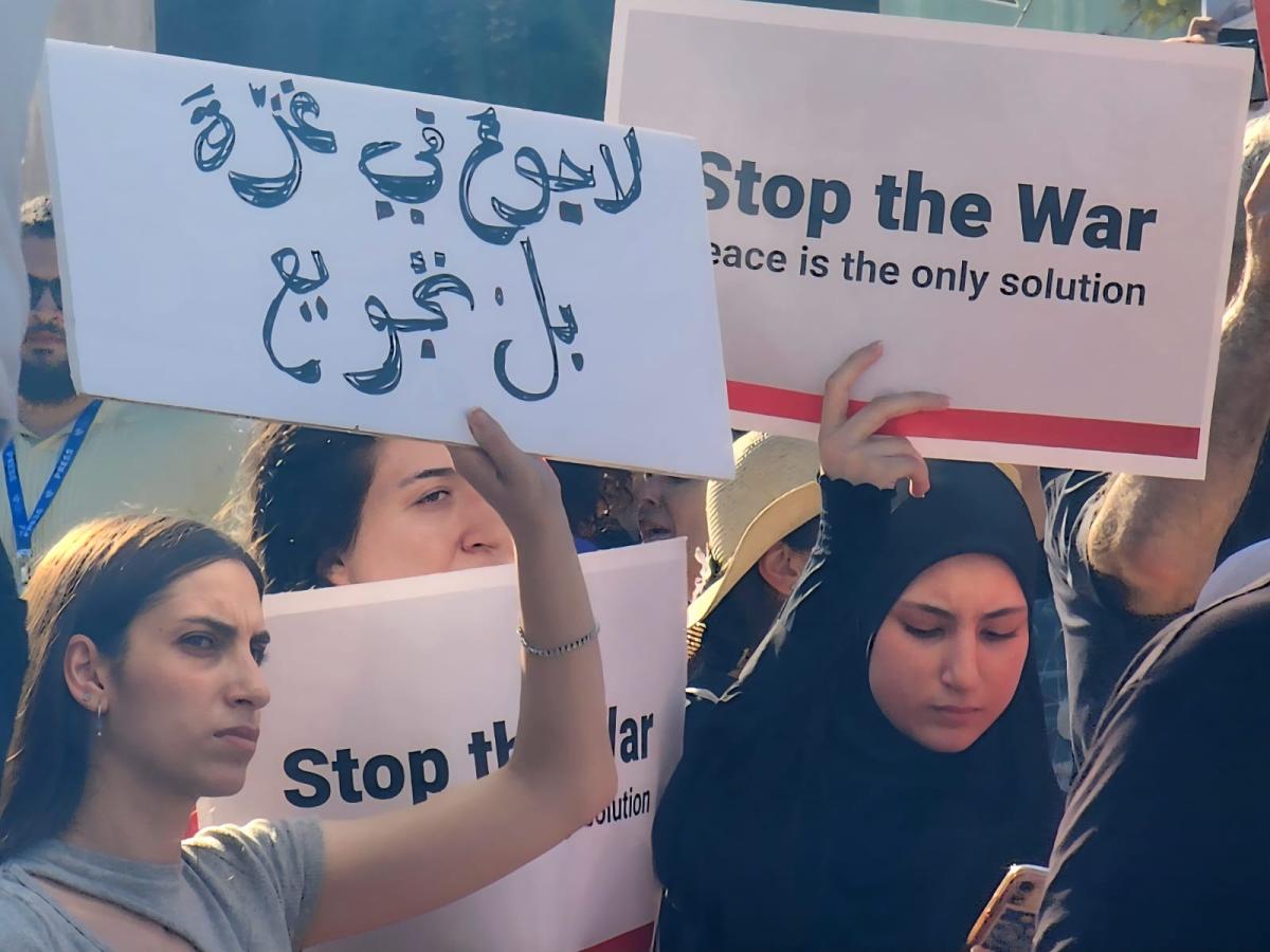 جماهير حاشدة في إنطلاق تظاهرة المتابعة في تل أبيب ضد حرب الإبادة والتجويع