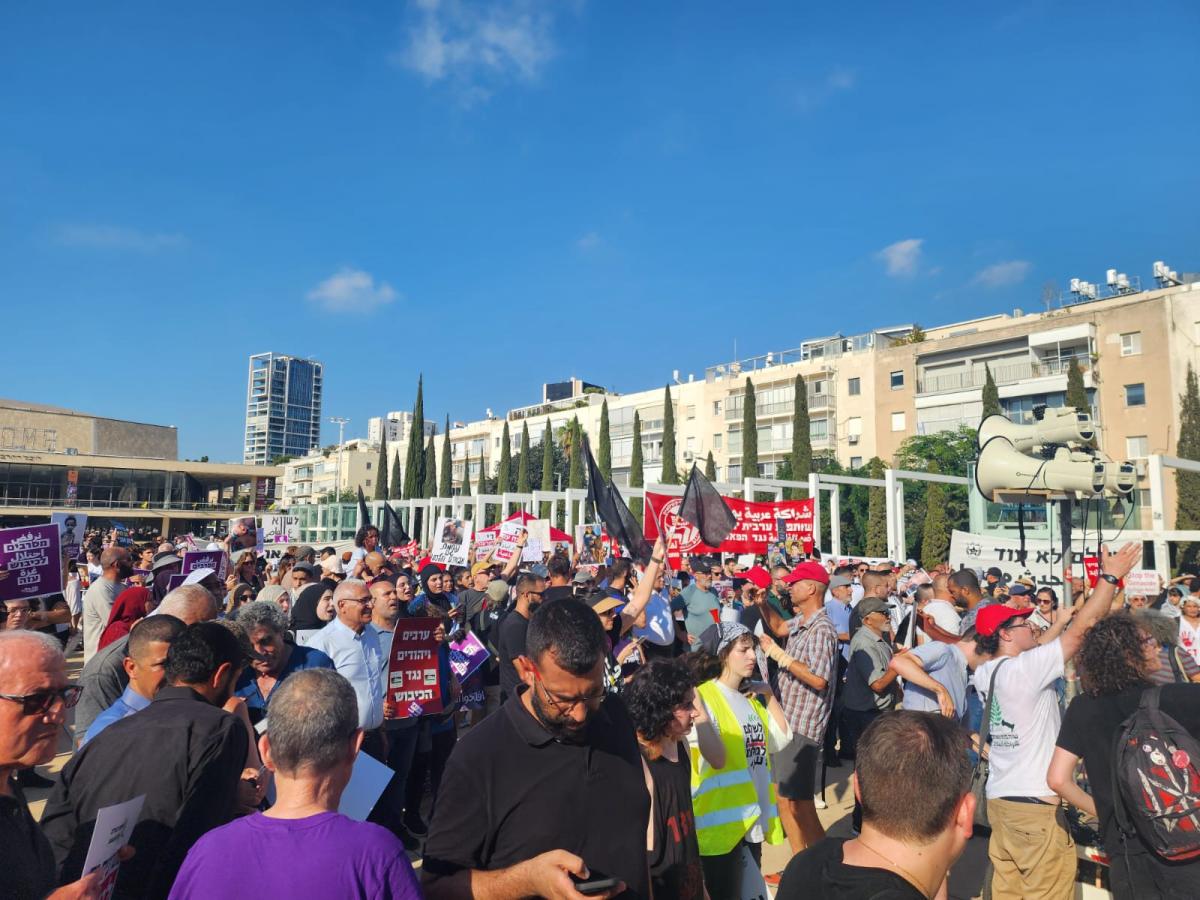 جماهير حاشدة في إنطلاق تظاهرة المتابعة في تل أبيب ضد حرب الإبادة والتجويع