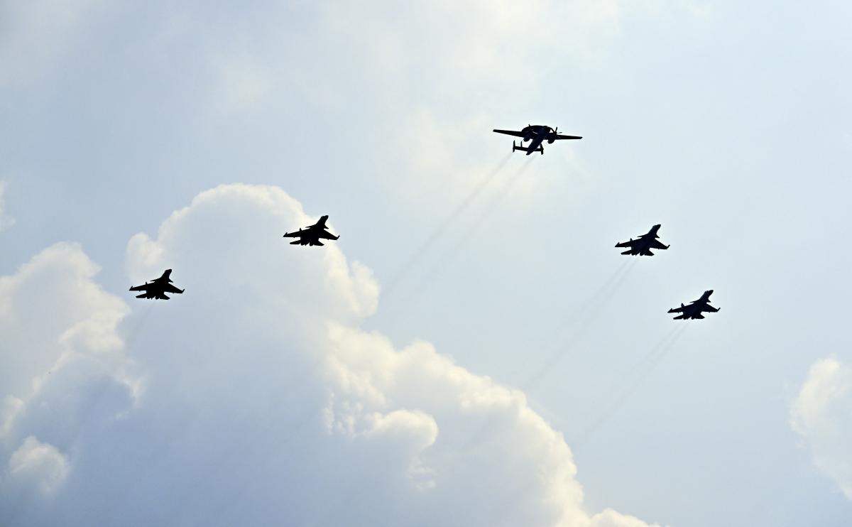 جانب من استعراض طائرات الإنذار المبكر «كاي جاي-600»... (شينخوا)