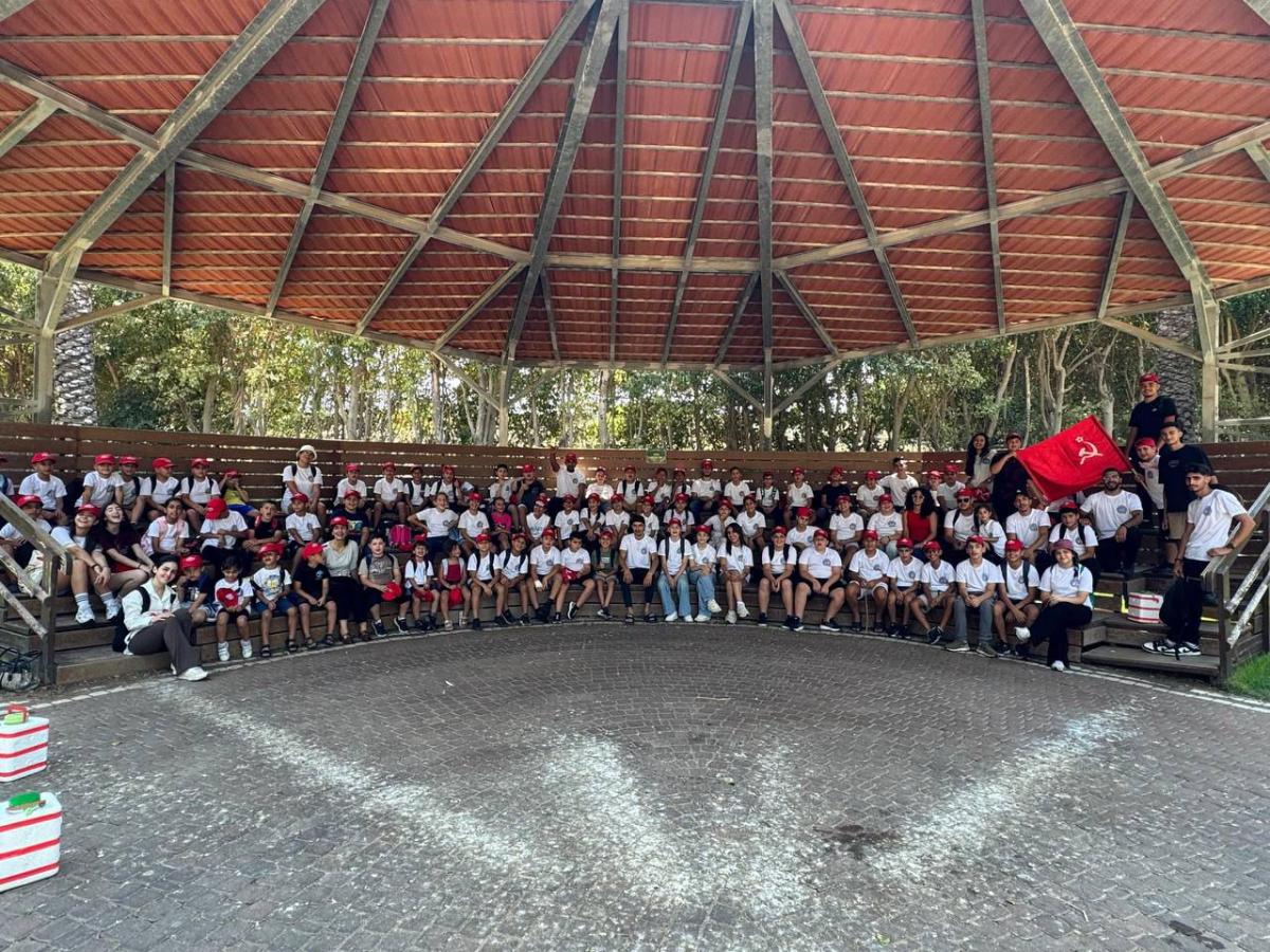 الشبيبة الشيوعية تختتم مخيماتها بمشاركة أكثر من 1500 طفل ومئات المتطوعين