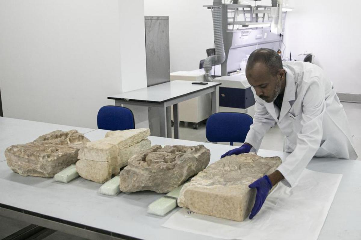 مرمم يعمل على قطع أثرية في معمل ترميم في المتحف القومي للحضارة المصرية في القاهرة، مصر. (شينخوا)
