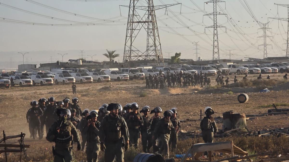 سلطات العنصرية والدمار تهدم نحو 40 بيتا في قرية السر