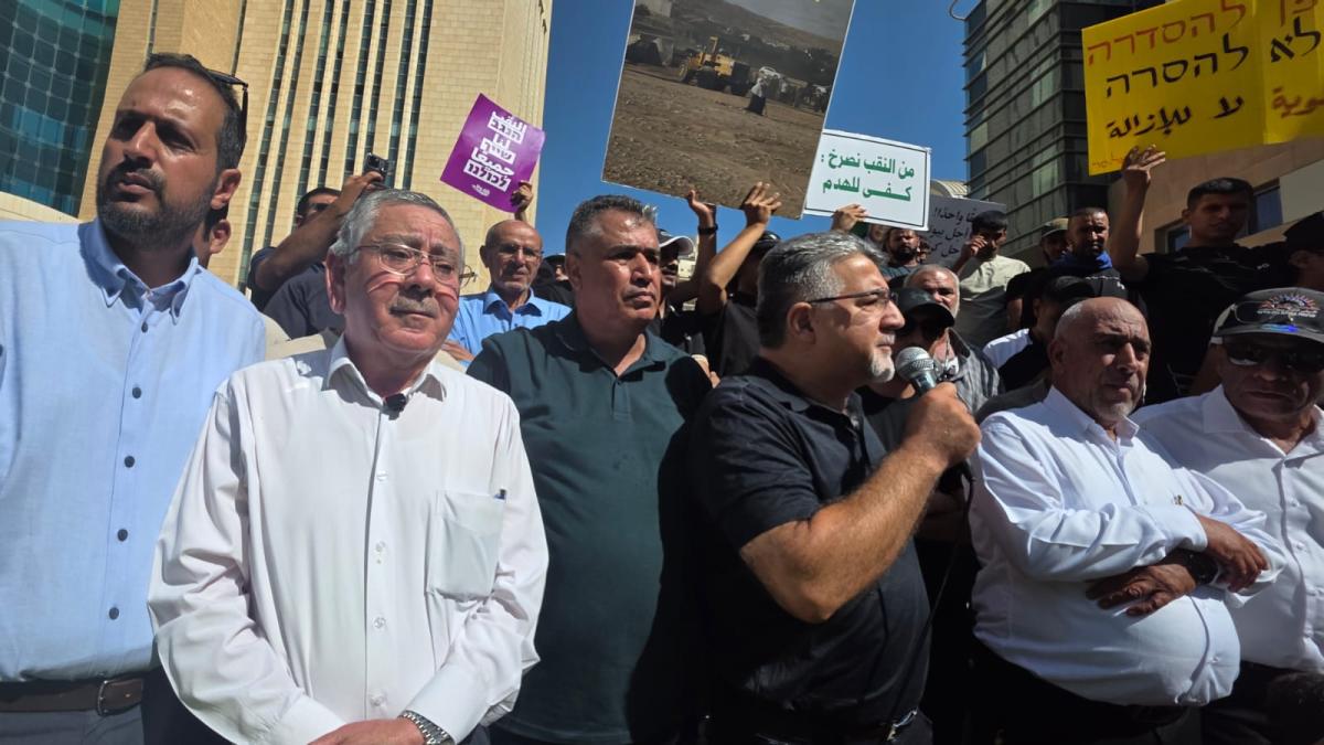 النقب: مشاركة الآلاف بمظاهرة العزة والكرامة ضد هدم البيوت ومخططات التهجير