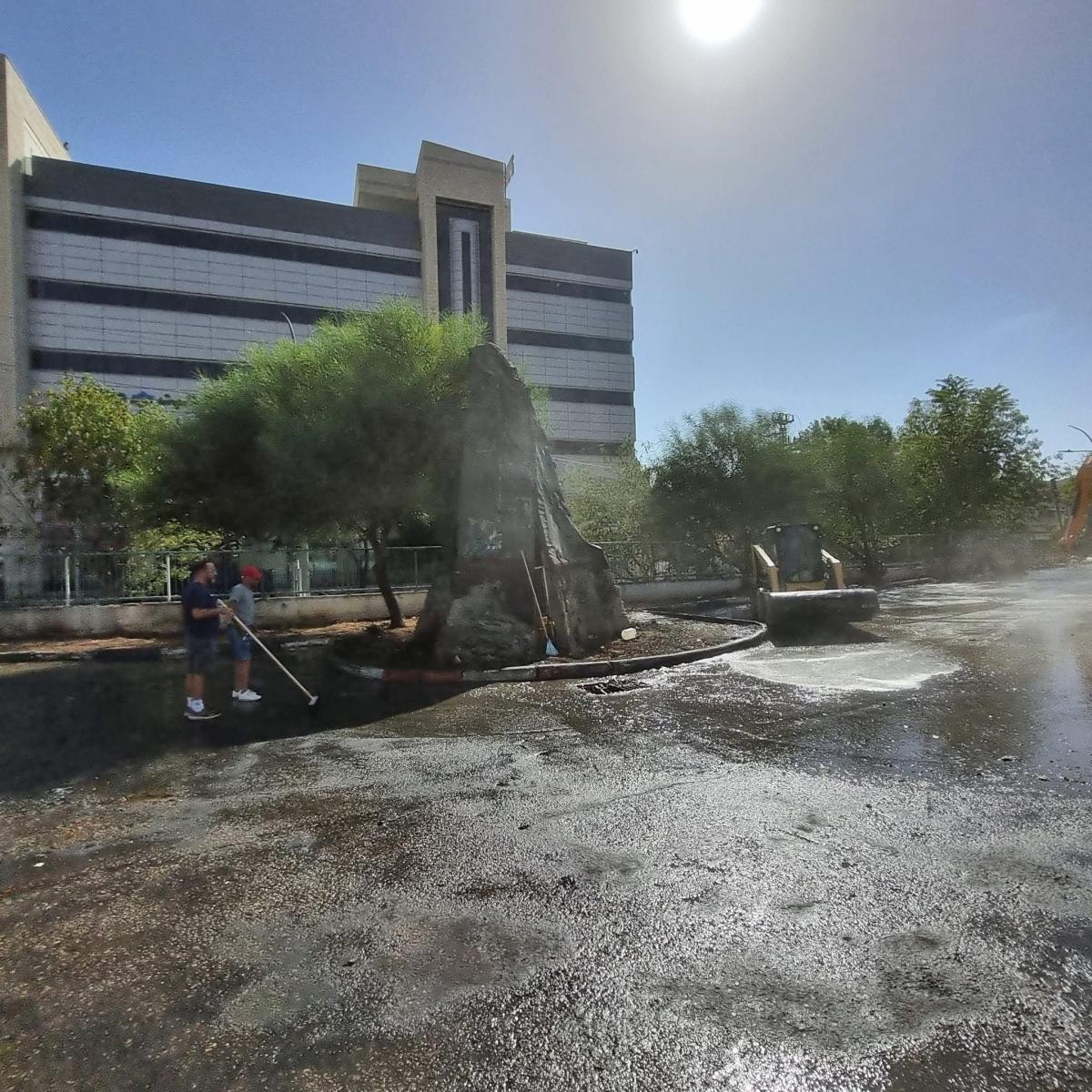 جبهة الناصرة: بعد تحويله إلى مكب نفايات، يعود موقف خيمة هاجر نظيفًا بسواعد نصراوية