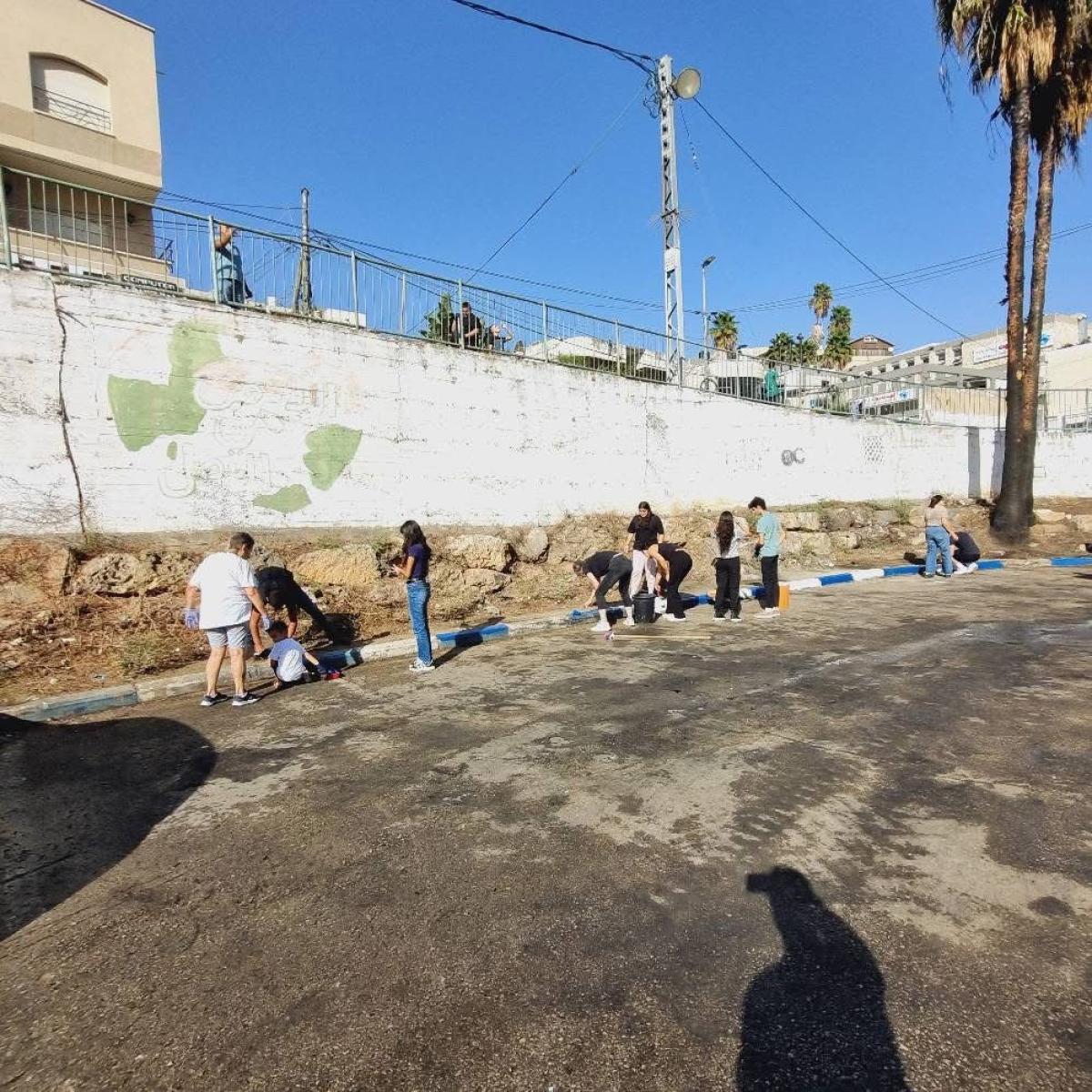 جبهة الناصرة: بعد تحويله إلى مكب نفايات، يعود موقف خيمة هاجر نظيفًا بسواعد نصراوية