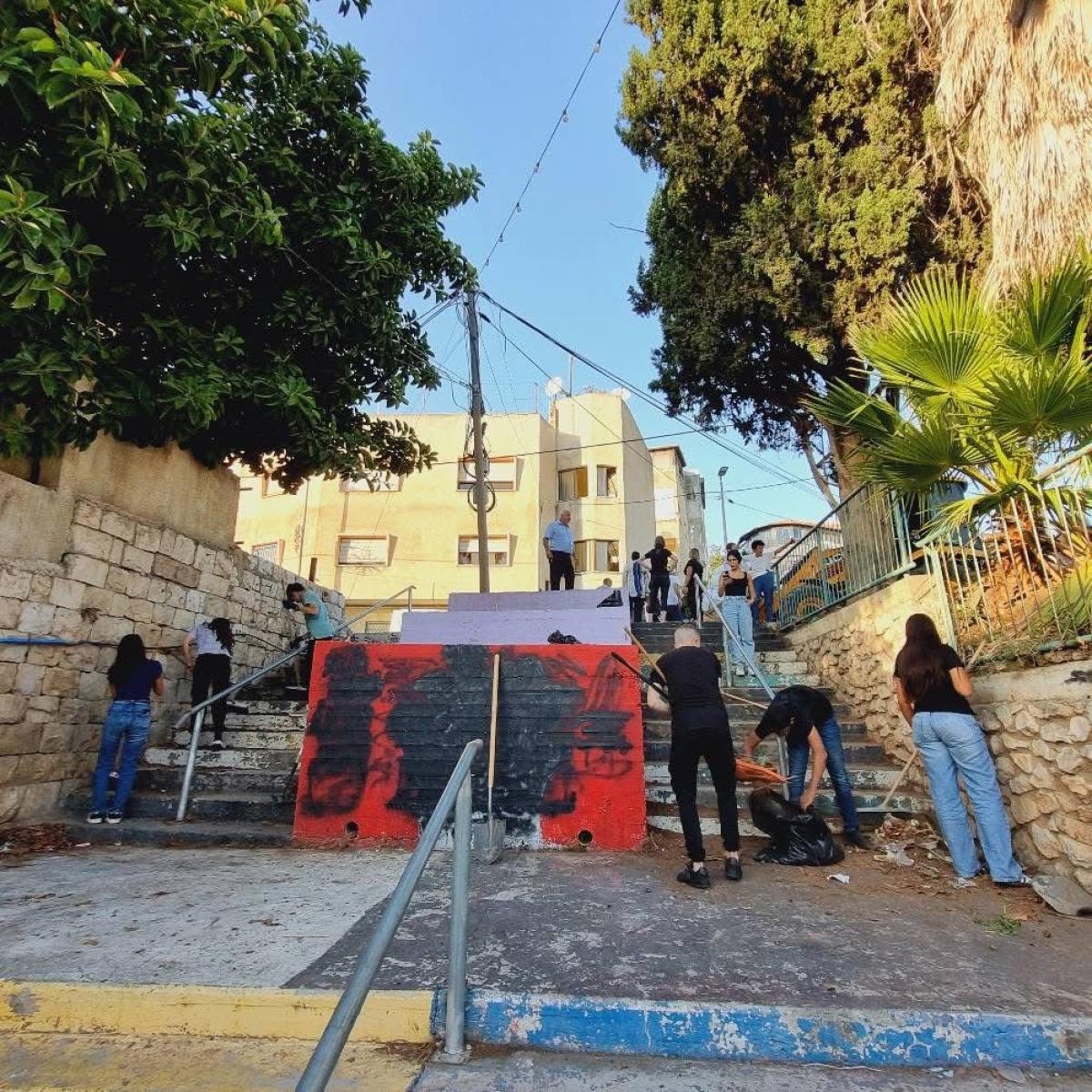 جبهة الناصرة: بعد تحويله إلى مكب نفايات، يعود موقف خيمة هاجر نظيفًا بسواعد نصراوية