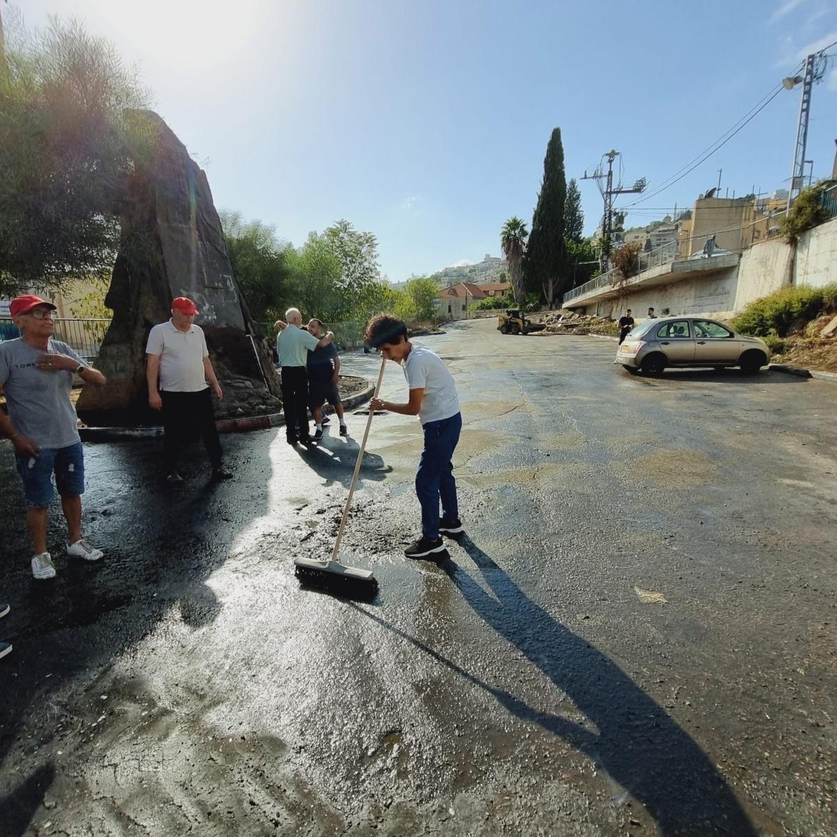 جبهة الناصرة: بعد تحويله إلى مكب نفايات، يعود موقف خيمة هاجر نظيفًا بسواعد نصراوية