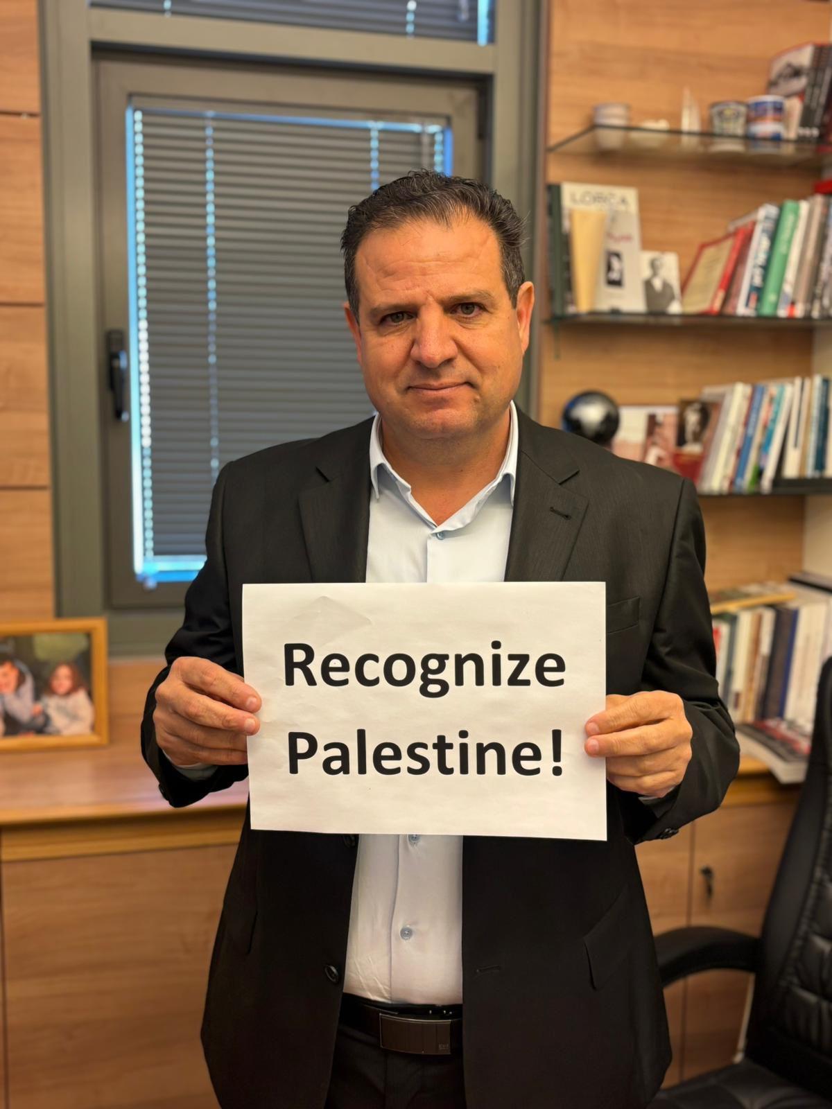 إخراج عودة وكسيف من قاعدة الكنيست بعد رفع لافتة تطالب الاعتراف بفلسطين خلال خطاب ترامب