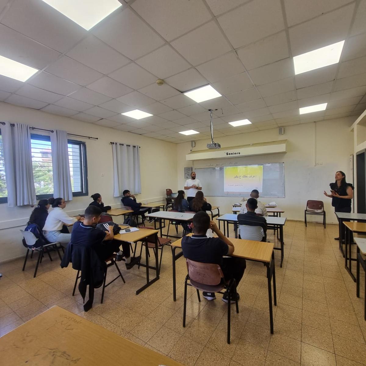 الناصرة: النقابي عزيز بسيوني يقدّم ورشة "اعرف حقك ع بكير" لطلاب مدرسة الجليل الثانوية