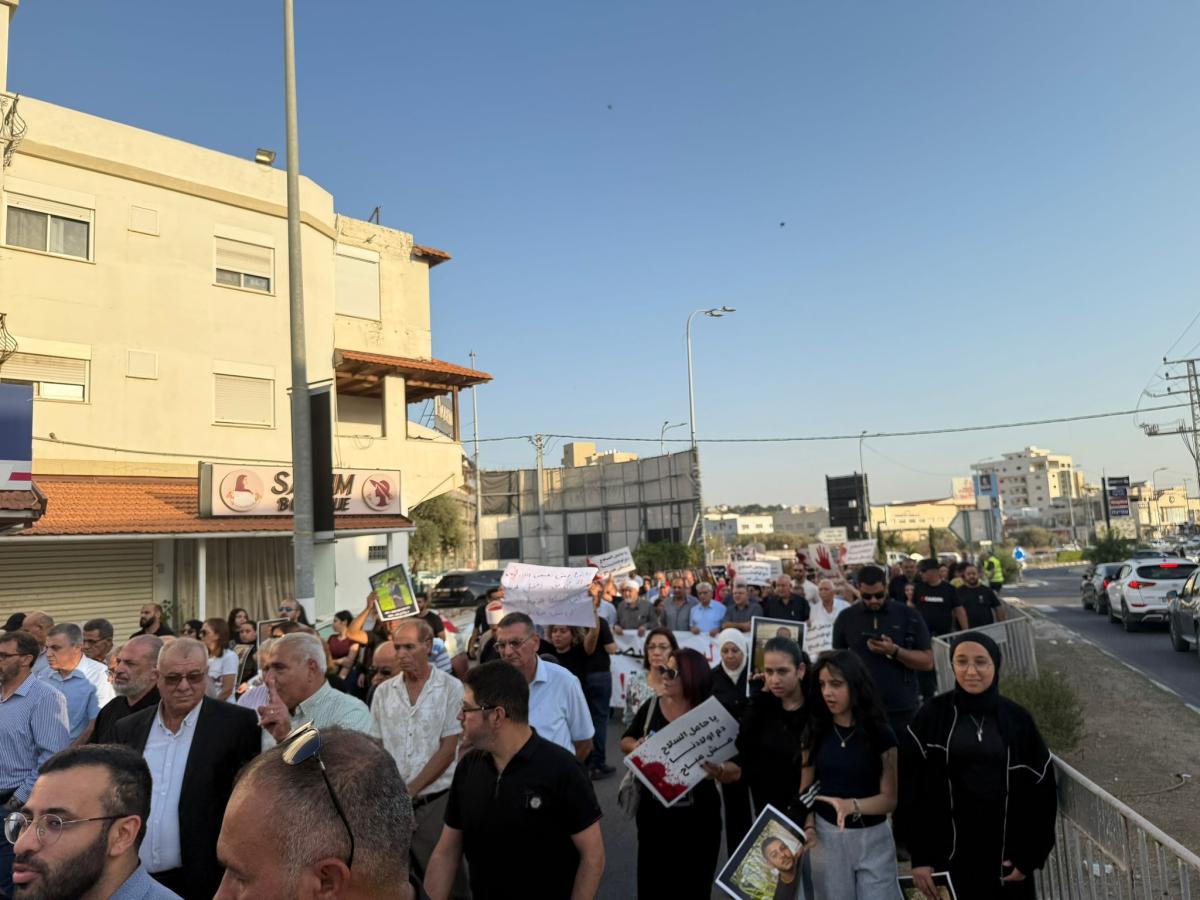 جماهير حاشدة في المظاهرة القطرية بكفرياسيف تنديدًا بتفشي الجريمة وتواطؤ الشرطة