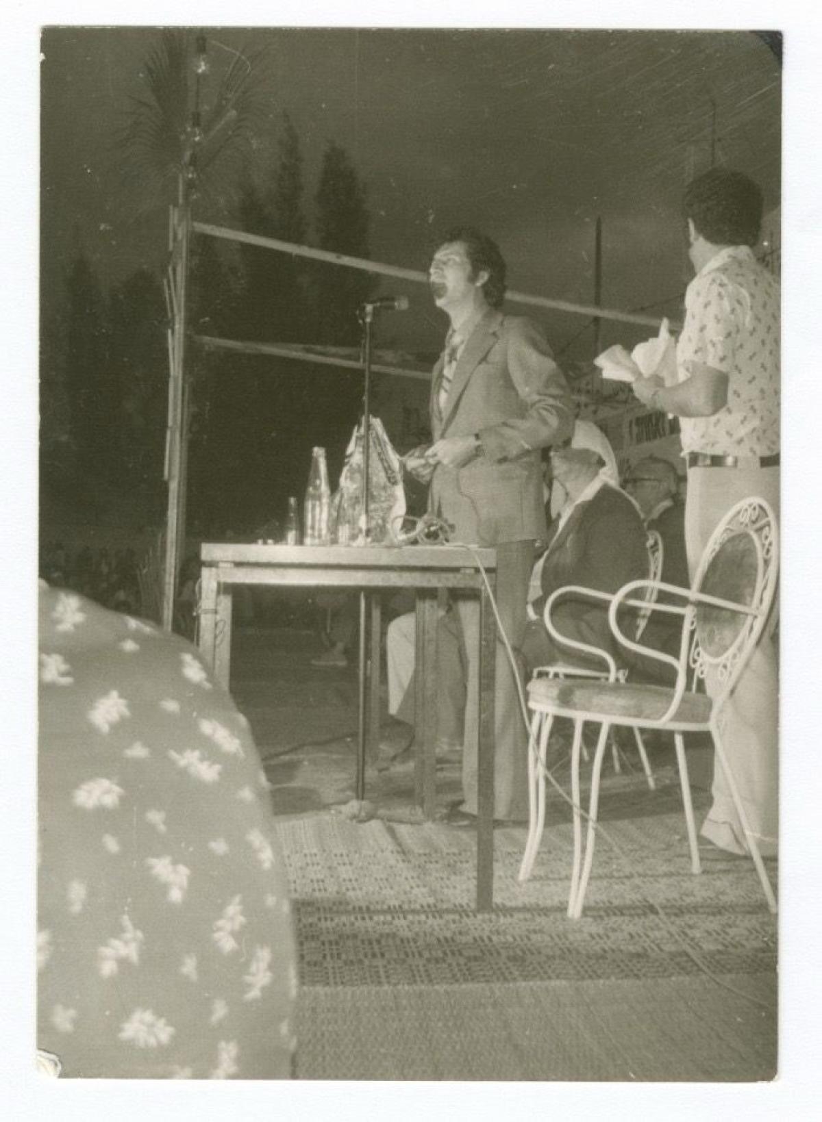 في الصورة لقطة للشاعر سميح القاسم و هو يلقي خطاباً في الذكرى العشرين لمجزرة كفر قاسم (مؤسسة سميح القاسم)