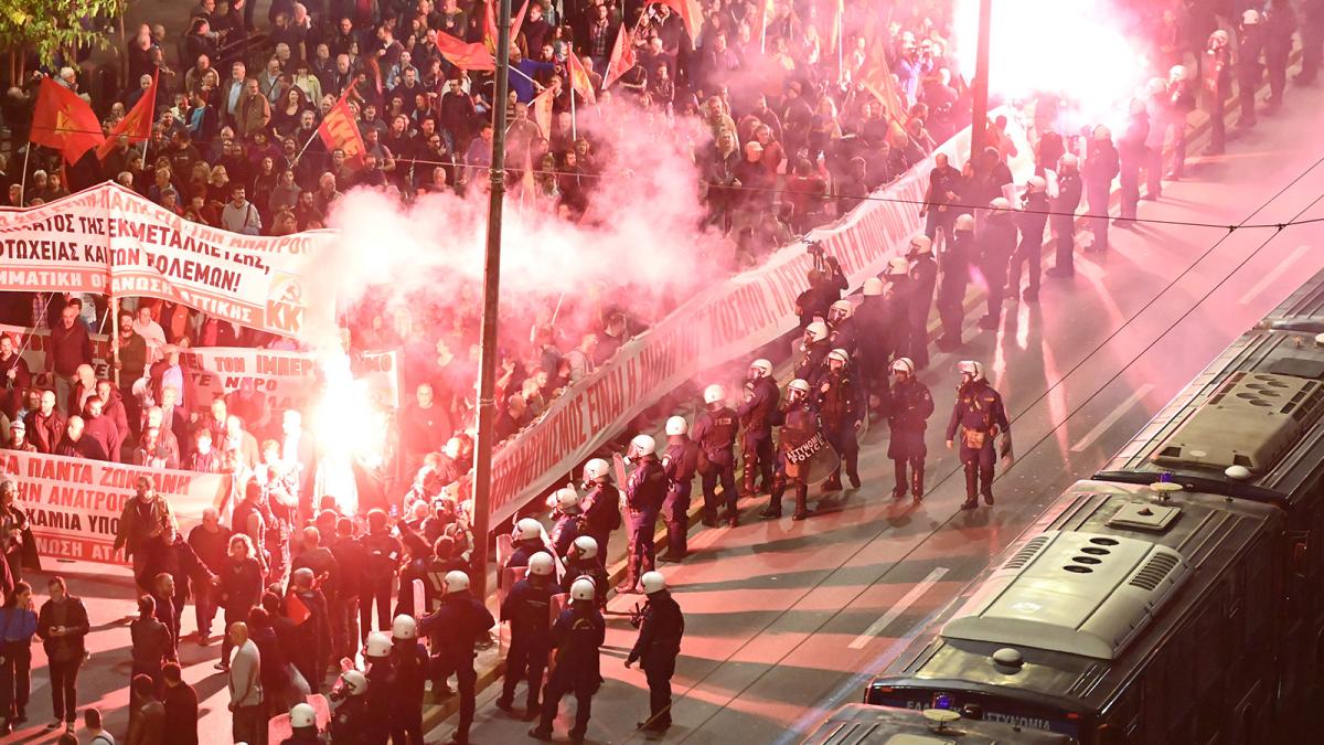 إحياء الذكرى الـ52 لهبّة البوليتخنيّو بتظاهرات واسعة (موقع الحزب الشيوعي اليوناني)