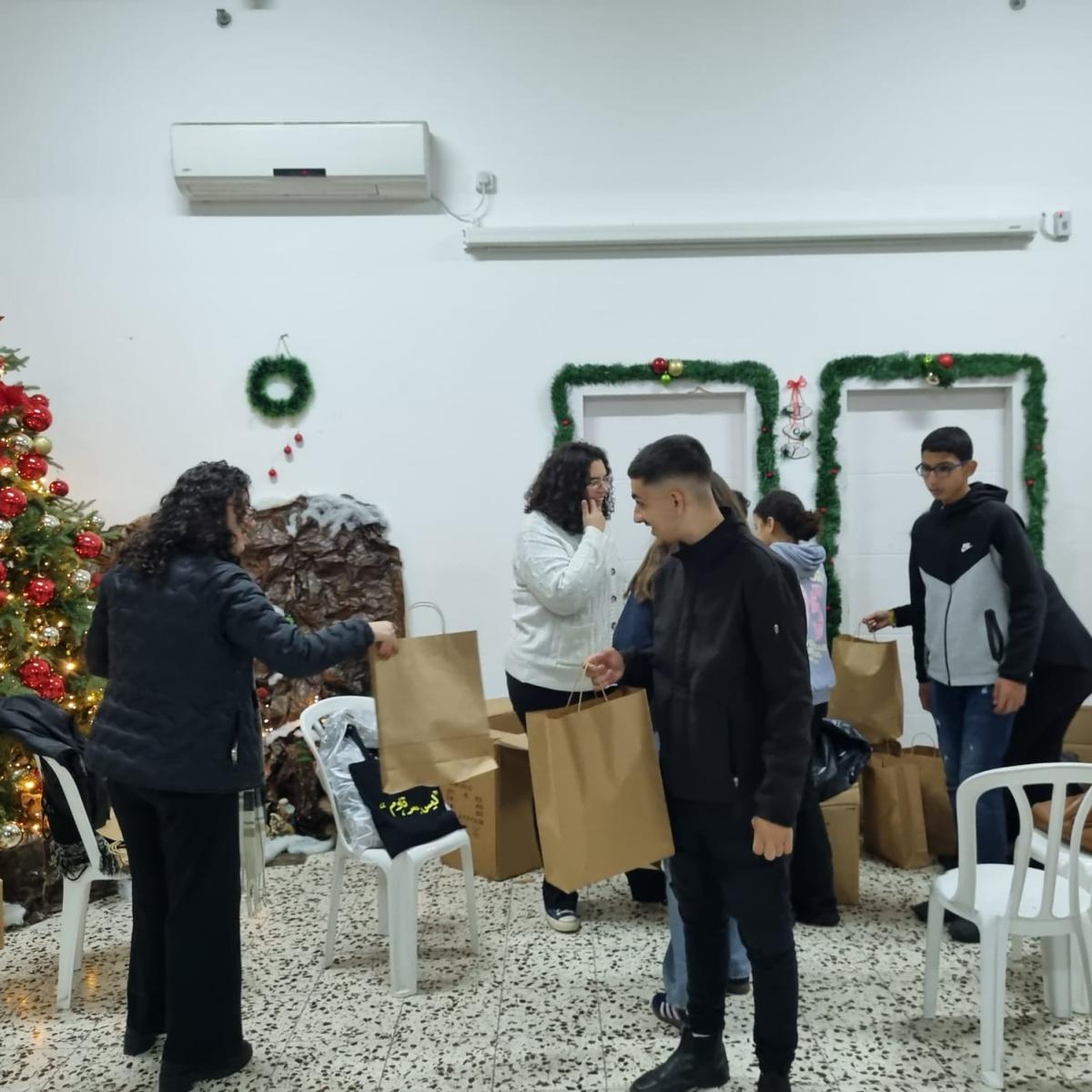 الشبيبة الشيوعية والحزب وجبهة الناصرة يختتمون جولة معايدات لأطفال في الناصرة