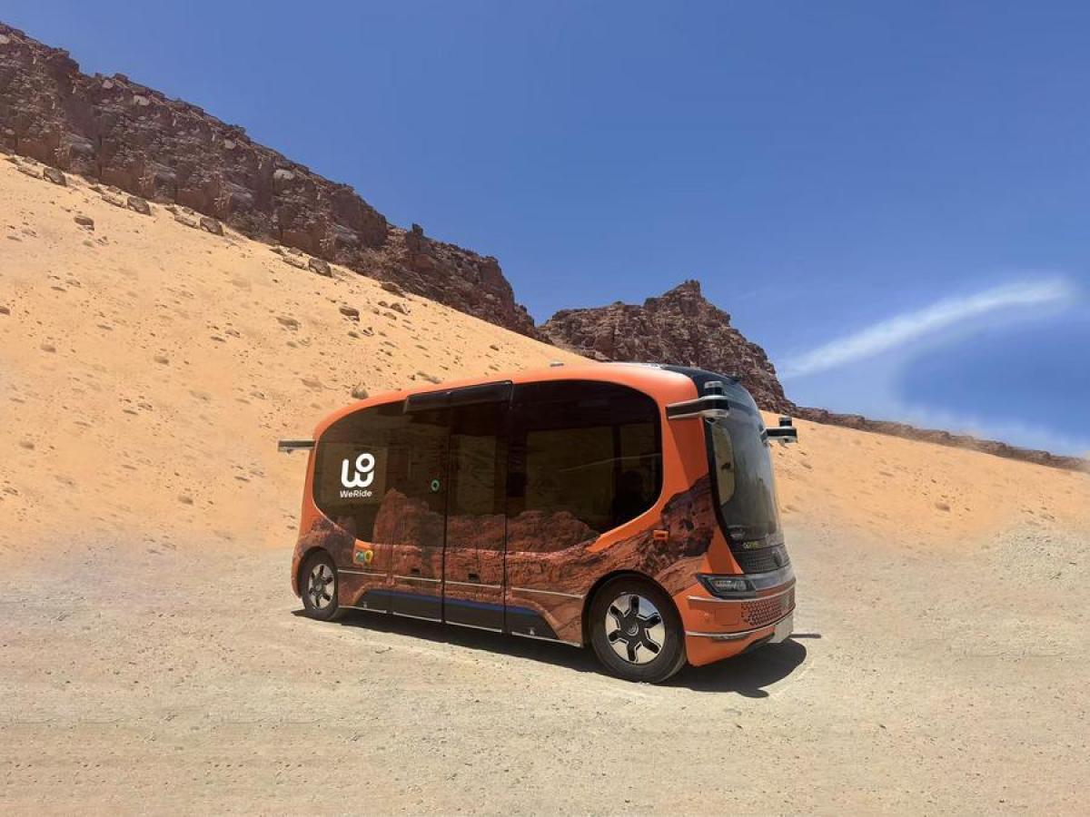 في الصورة الملتقطة يوم 25 مايو 2025، حافلة كهربائية صغيرة ذاتية القيادة طورتها شركة "وي رايد" الصينية، تُسير رحلات في مدينة العلا التاريخية بالسعودية. (شينخوا)