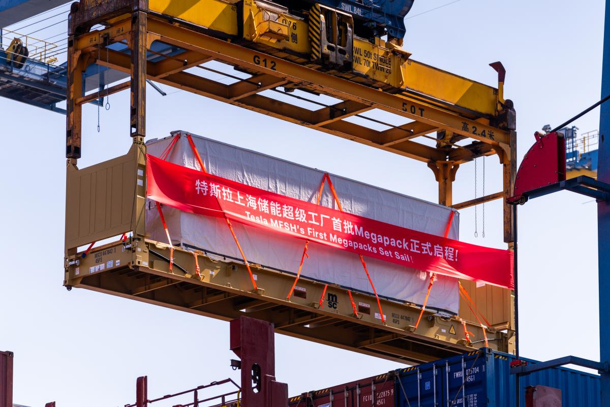 تُظهر هذه الصورة بطاريات تخزين الطاقة من نوع ميغاباك في شرق الصين بمدينة شنغهاي سيتم تصديرها لشركة تيسلا (شينخوا)