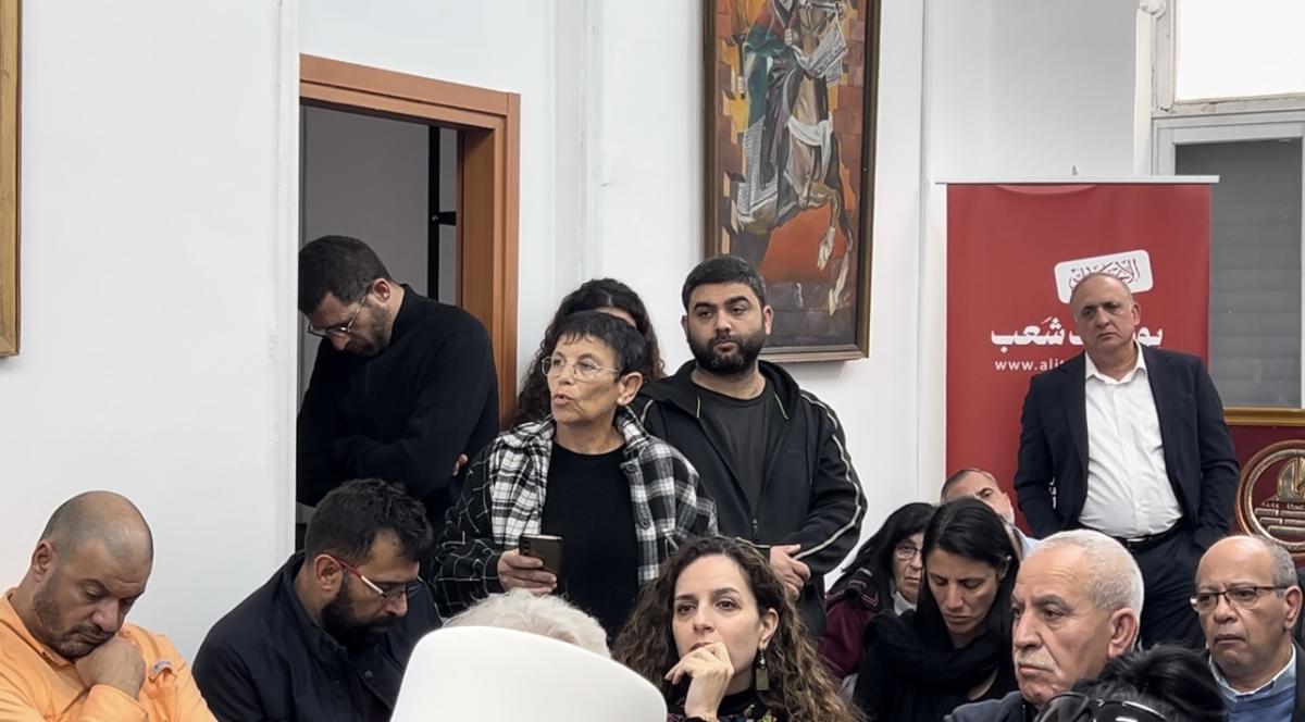 اجتماع تأبيني مهيب بمشاركة حاشدة في حيفا عقب إعلان رحيل القائد الشيوعي والوطني عصام مخول (تصوير الاتحاد)