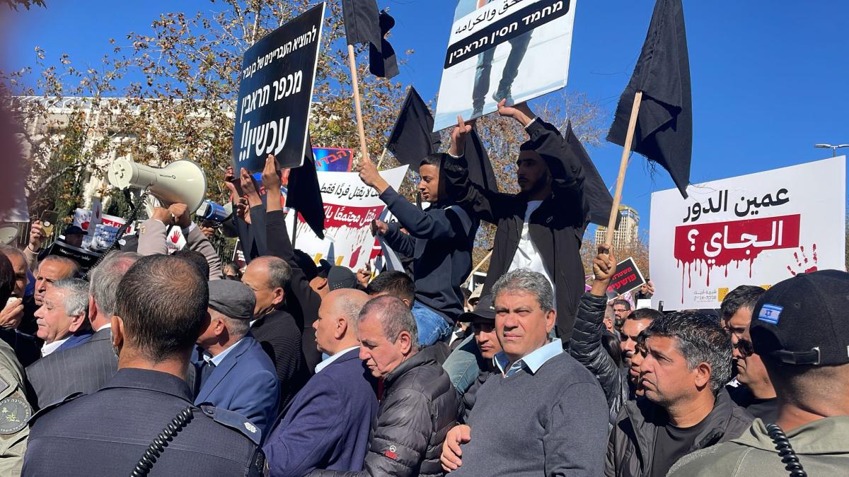 المظاهرة القطرية احتجاجًا على تفشي الجريمة أمام مكتب نتنياهو في القدس (تصوير الاتحاد)