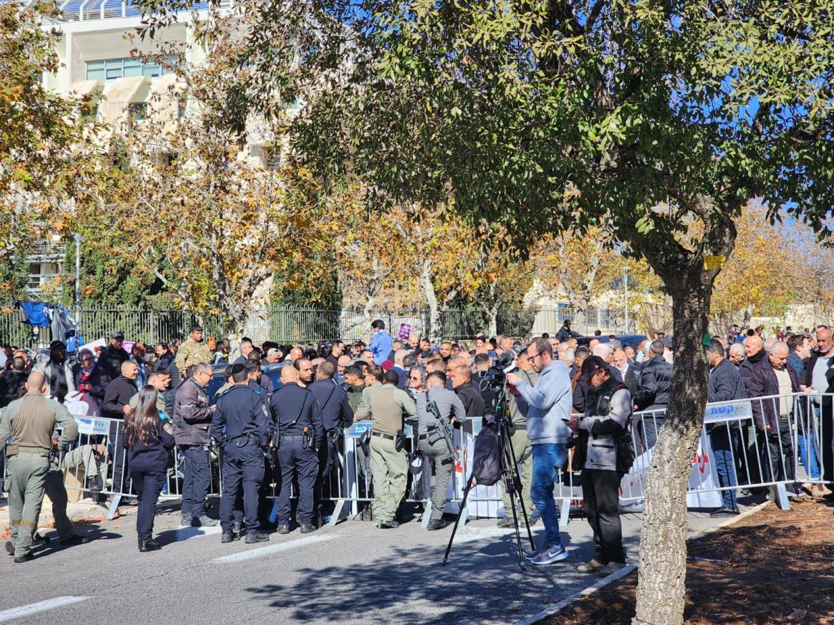 المظاهرة القطرية احتجاجًا على تفشي الجريمة أمام مكتب نتنياهو في القدس (تصوير الاتحاد)