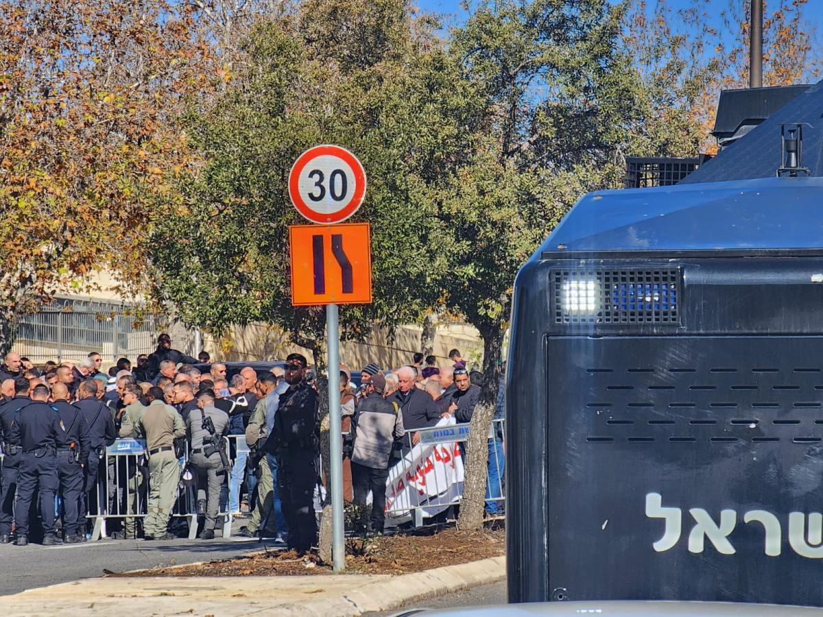 المظاهرة القطرية احتجاجًا على تفشي الجريمة أمام مكتب نتنياهو في القدس (تصوير الاتحاد)