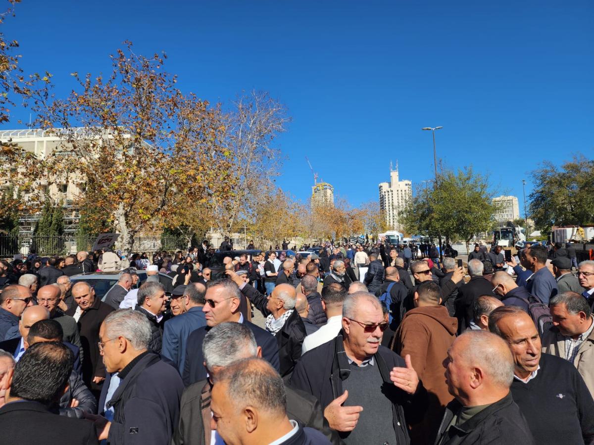 المظاهرة القطرية احتجاجًا على تفشي الجريمة أمام مكتب نتنياهو في القدس (تصوير الاتحاد)