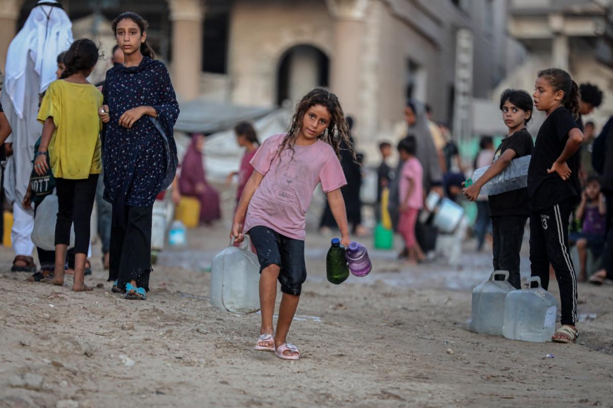 صورة من الأرشيف: طفلة فلسطينية تجلب الماء قرب الشاطئ غرب مدينة غزة (شينخوا)