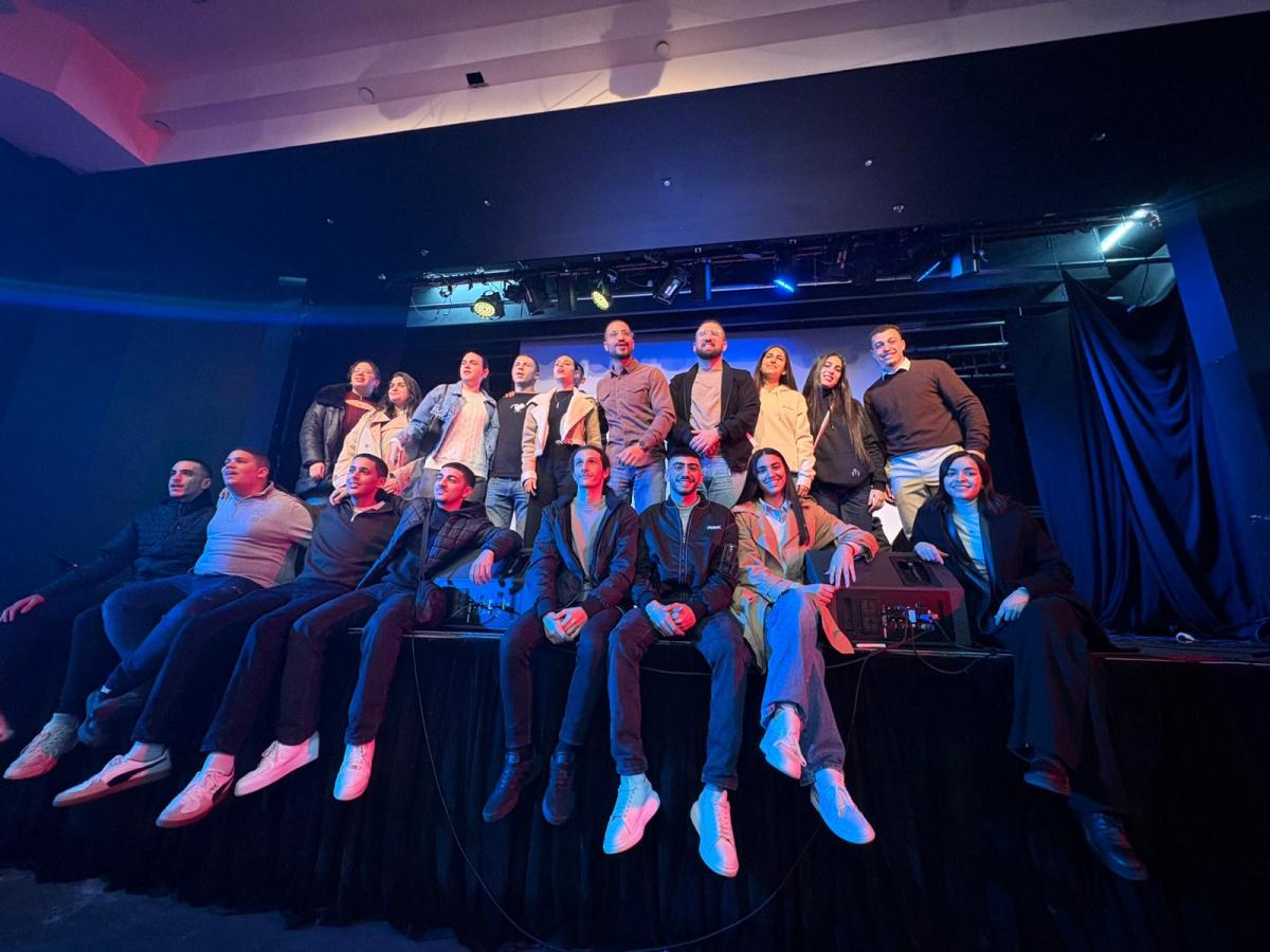 الناصرة: مئات الشباب يشاركون بأمسية الشبيبة الشيوعية الفنية بمشاركة الفنان تامر نفار