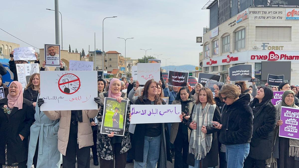 تظاهرة نسوية حاشدة في سخنين: صرخة أمهات ضد العنف والجريمة (تصوير الاتحاد)