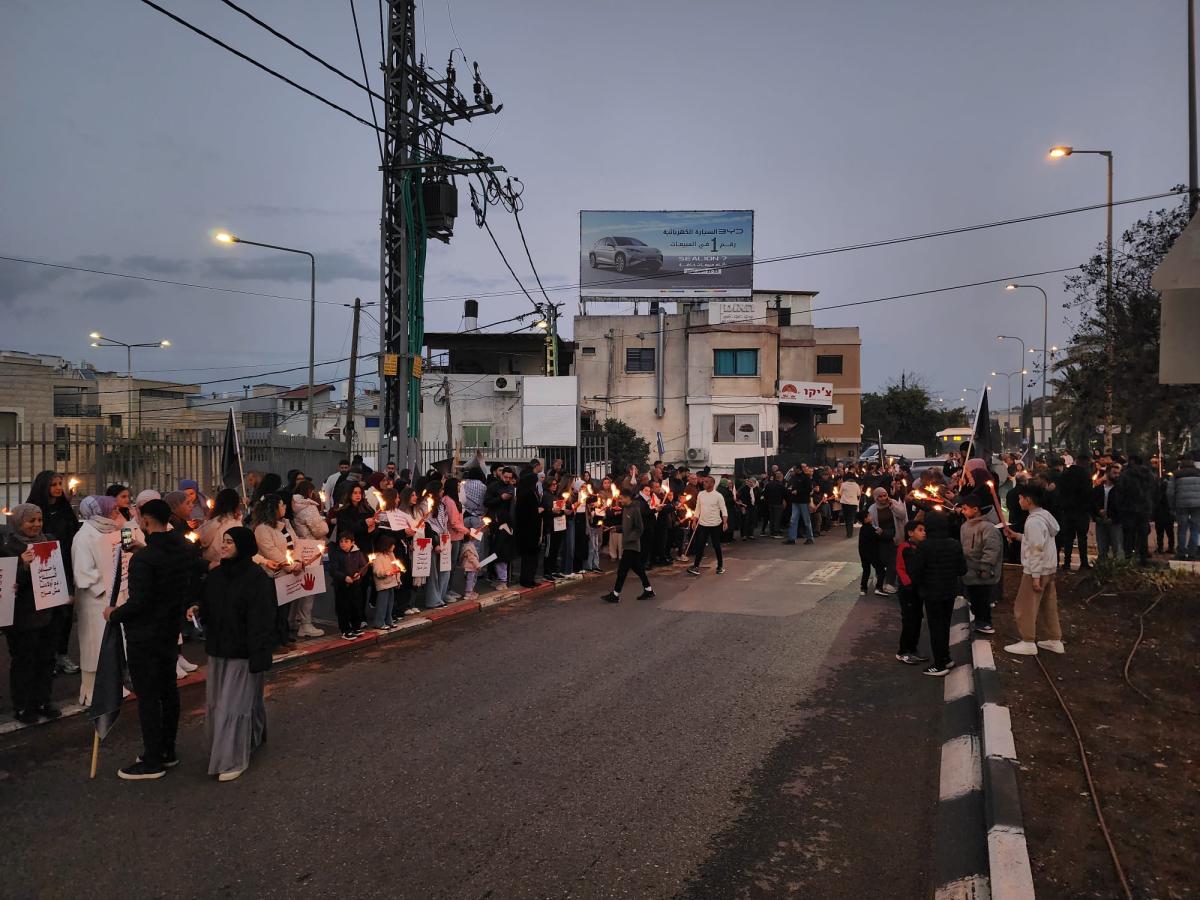 سخنين: مشاركة حاشدة في سلسلة بشرية وإضاءة مشاعل احتجاجًا على تفشي الجريمة