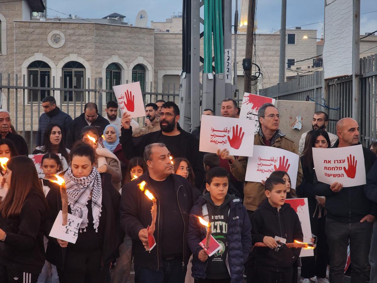 سخنين: مشاركة حاشدة في سلسلة بشرية وإضاءة مشاعل احتجاجًا على تفشي الجريمة