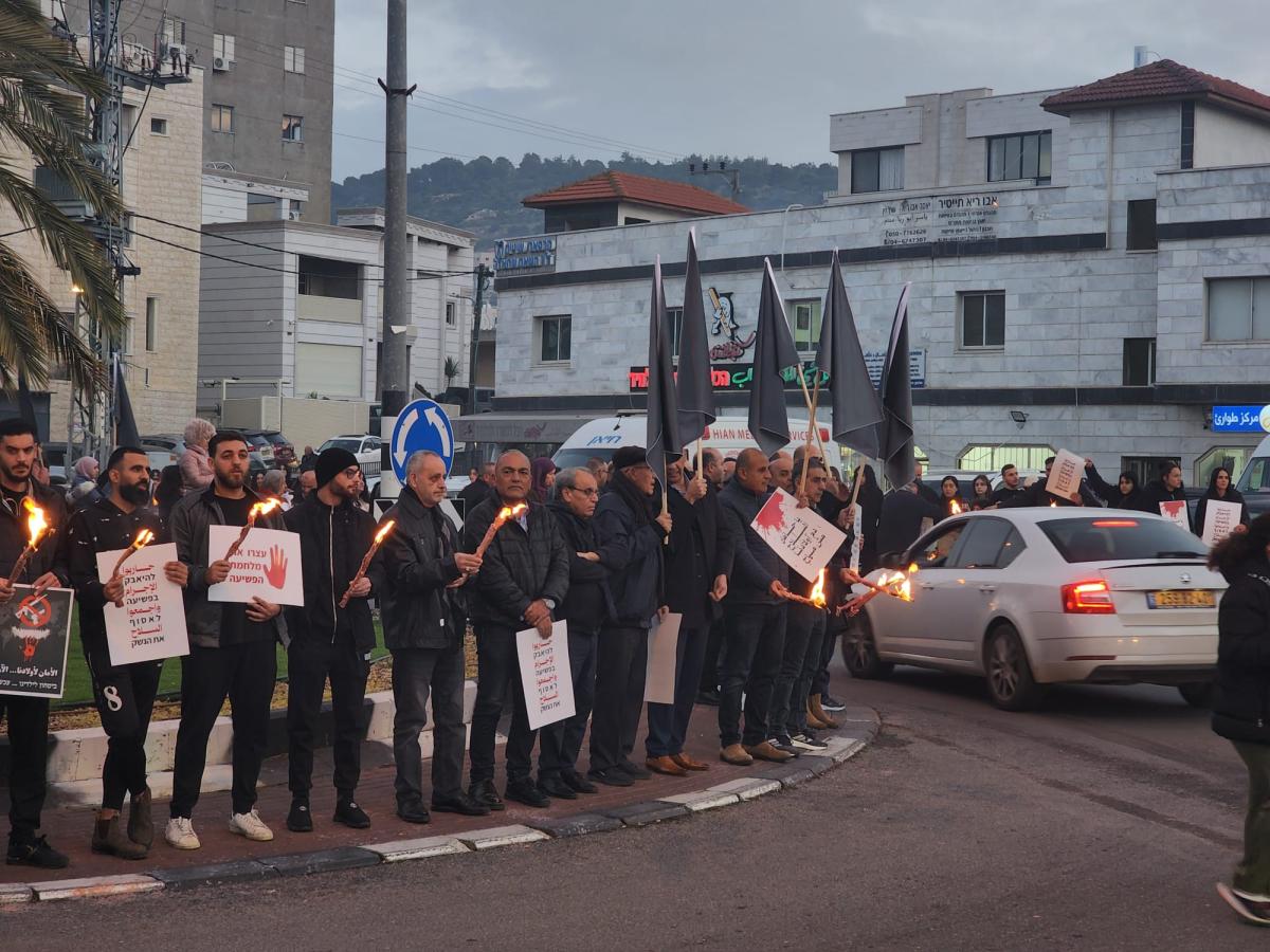 سخنين: مشاركة حاشدة في سلسلة بشرية وإضاءة مشاعل احتجاجًا على تفشي الجريمة