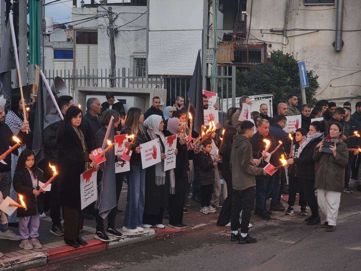 سخنين: مشاركة حاشدة في سلسلة بشرية وإضاءة مشاعل احتجاجًا على تفشي الجريمة