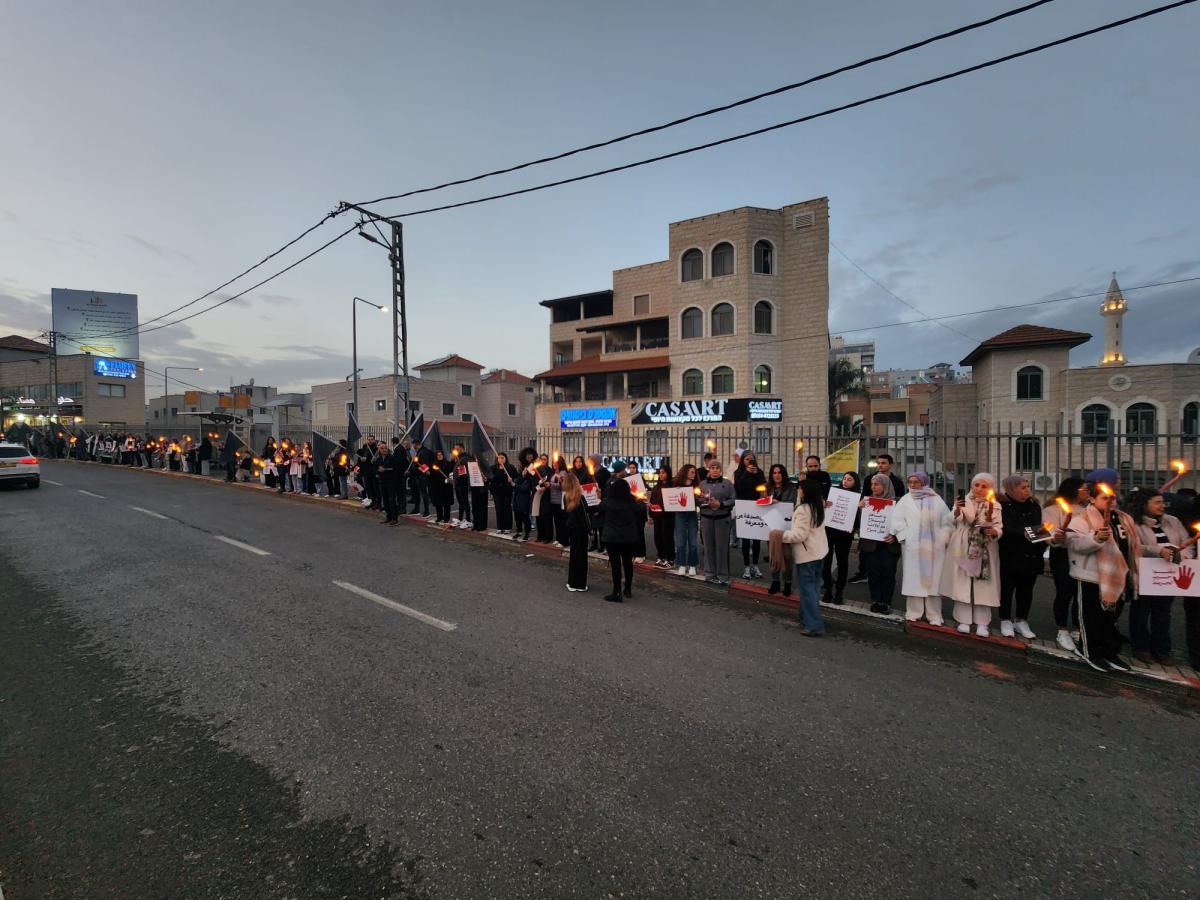 سخنين: مشاركة حاشدة في سلسلة بشرية وإضاءة مشاعل احتجاجًا على تفشي الجريمة