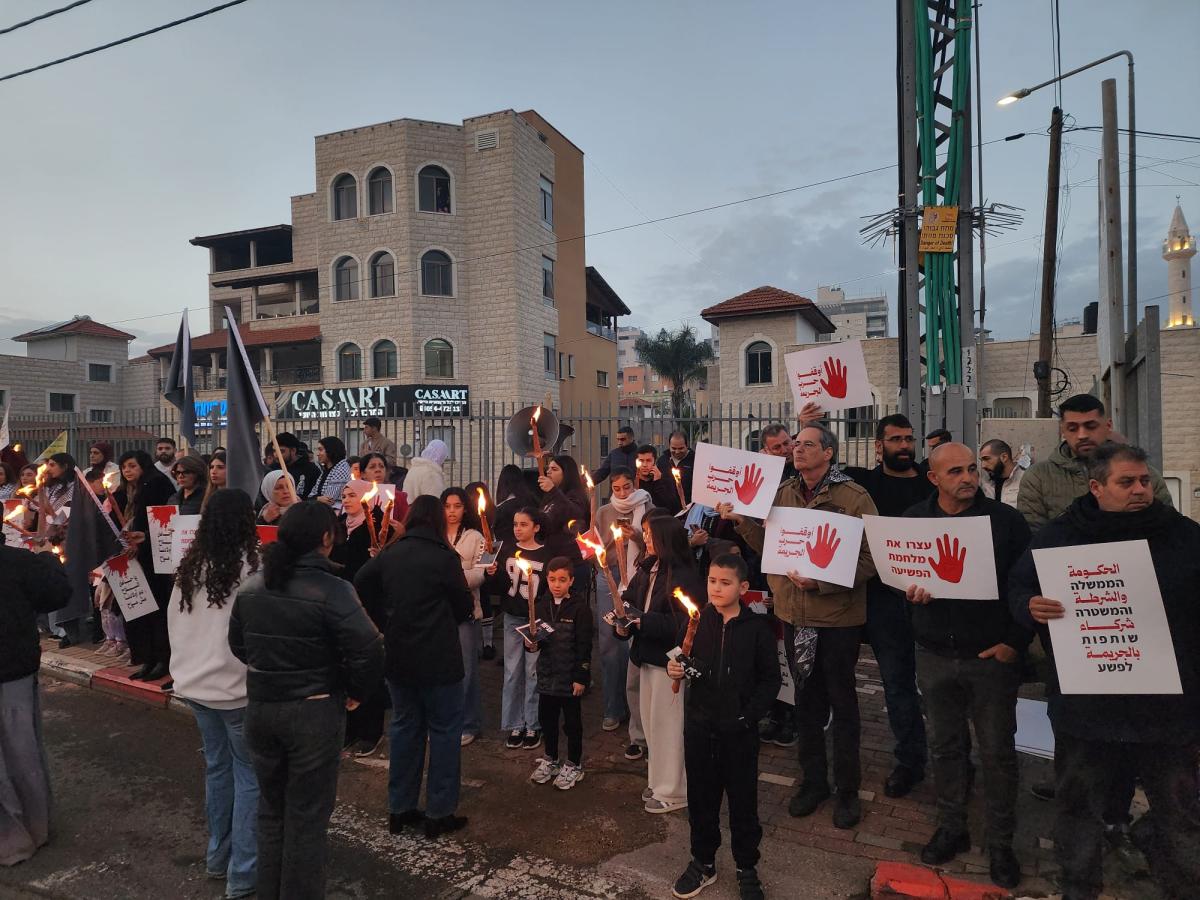 سخنين: مشاركة حاشدة في سلسلة بشرية وإضاءة مشاعل احتجاجًا على تفشي الجريمة