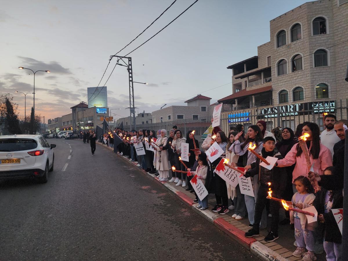 سخنين: مشاركة حاشدة في سلسلة بشرية وإضاءة مشاعل احتجاجًا على تفشي الجريمة