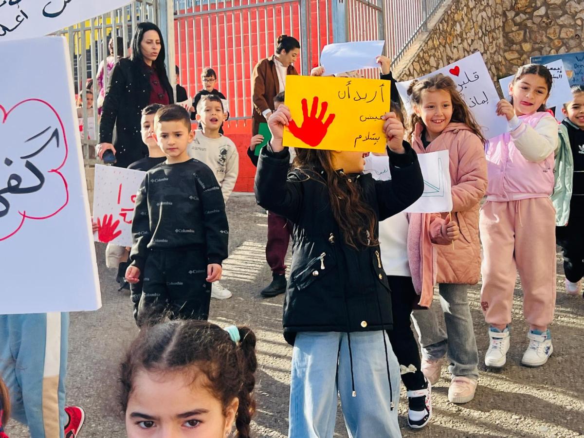 الهبة ضد الجريمة: تظاهرات طلابية وتخصيص أول حصتين للتوعية (تصوير: لجنة أولياء الأمور)